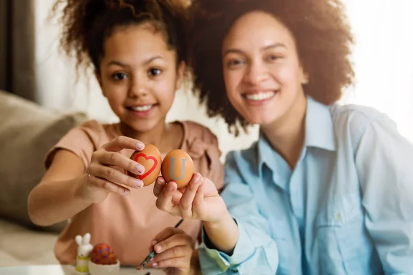 Piękne African American Kobieta Jej Córka Barwienia Jaj Wielkanocnych Przy — Zdjęcie stockowe