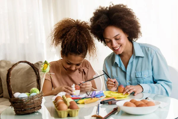 Piękne African American Kobieta Jej Córka Barwienia Jaj Wielkanocnych Przy — Zdjęcie stockowe