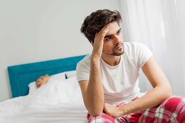 Jeune Couple Sur Lit Problèmes Dans Chambre — Photo