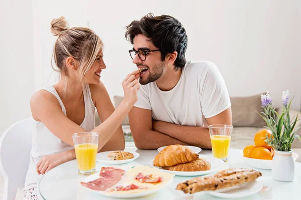 Carino Giovane Coppia Godendo Loro Colazione Insieme — Foto Stock