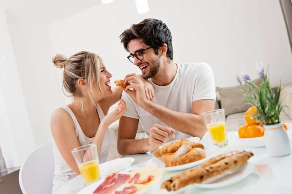 Linda Pareja Joven Disfrutando Desayuno Juntos — Foto de Stock