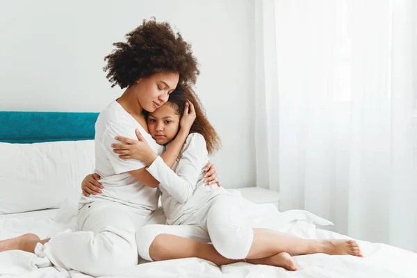 Mother Comforting Her Daughter Sitting Bedroom Hugging — Stock Photo, Image