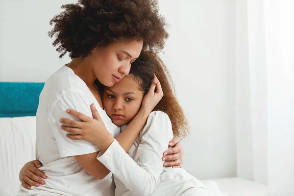 Mother Comforting Her Daughter Sitting Bedroom Hugging — Stock Photo, Image