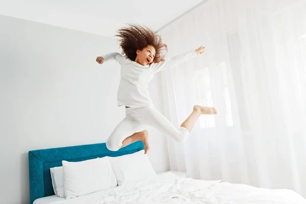 Linda Chica Saltando Cama Felicidad Alegre —  Fotos de Stock