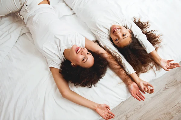 Mãe Filha Desfrutando Cama Feliz Sorrindo — Fotografia de Stock