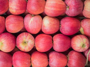 Piyasada satışa kırmızı elmalar