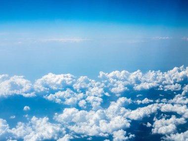 Beyaz bulutların üzerinde göster