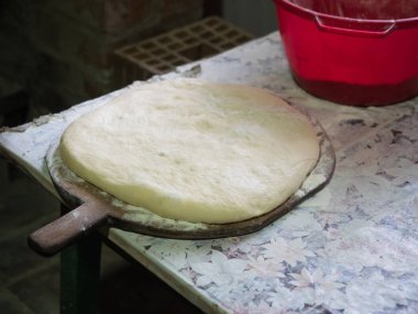 Masada ekmek hamur yakın çekim.