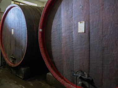 Şarap fıçıları eski şarap mahzeninde yığılmış yakın çekim.