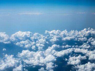 Beyaz bulutların üzerinde göster