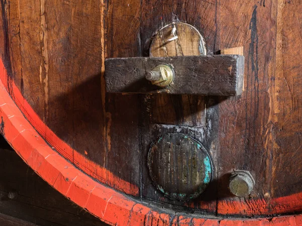 Beczka na wino ułożone w starej piwnicy winiarni z bliska. — Zdjęcie stockowe