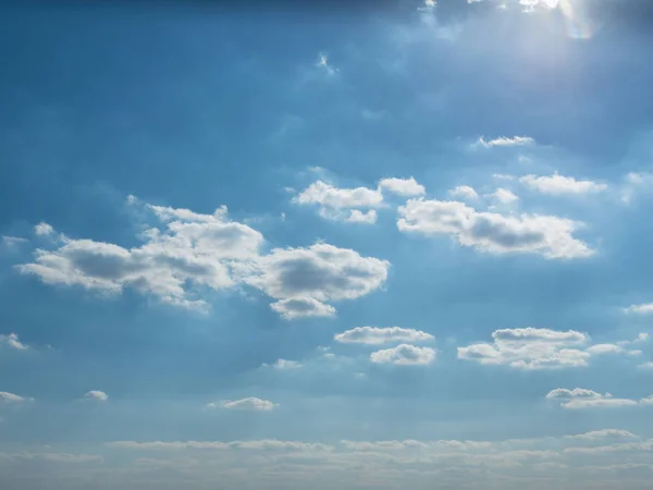 Céu azul com nuvens brancas — Fotografia de Stock