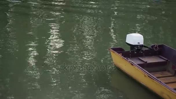 De gele vissersboot met buitenboord motor. — Stockvideo