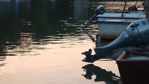 Achtergrond van de blauwe vissersboot met buitenboord motor. — Stockvideo