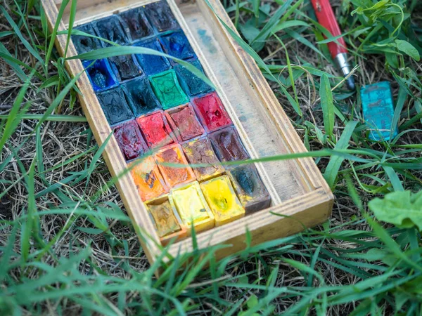 Patrón de conjunto de cajas de regalo rojas con lazo dorado sobre fondo