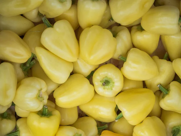 Σκηνικό των σωρευμένων κίτρινες πιπεριές — Φωτογραφία Αρχείου