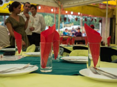 Cam restoranda sunulan masada kırmızı peçete yakın çekim.