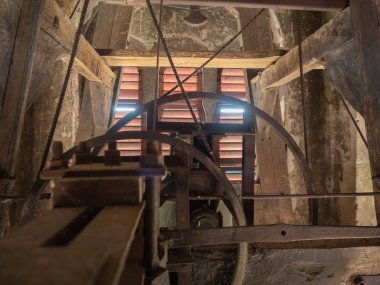 Sırbistan eski kilisede bir paslı eski düzeneği detay.