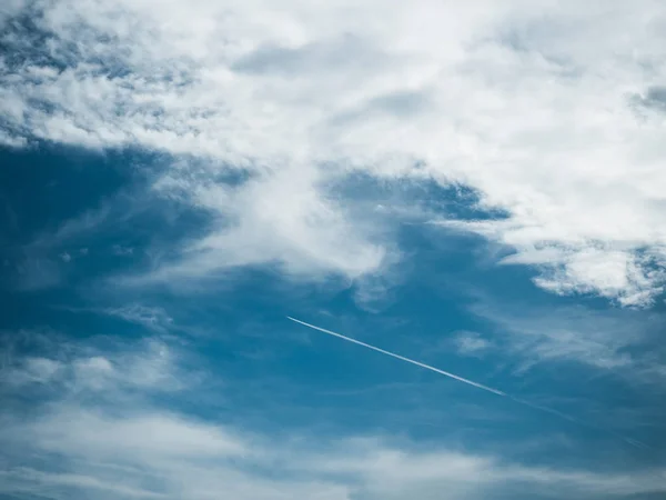 Céu azul com nuvens de luz branca fechar . — Fotografia de Stock