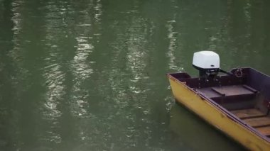 Tekne motor ile sarı balıkçı teknesi.