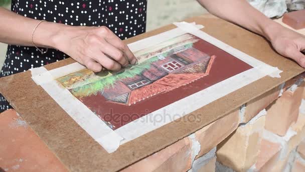 La fille dessine avec du crayon pastel. Dessin sur la planche . — Video