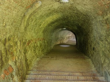 Gizemli zindan tünel taş duvarlı