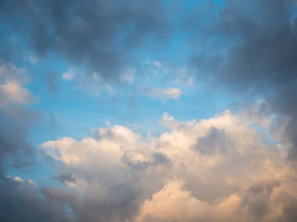 Céu por do sol com nuvens escuras e brancas refletindo raios de sol . — Fotografia de Stock