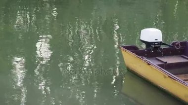 Tekne motor ile sarı balıkçı teknesi.