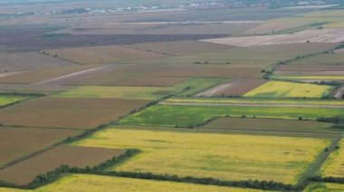 Alanları yeşil kareler tarafından yolların şeritler kesin. Yaklaşmakta olan bir uçağın penceresinden görünümü