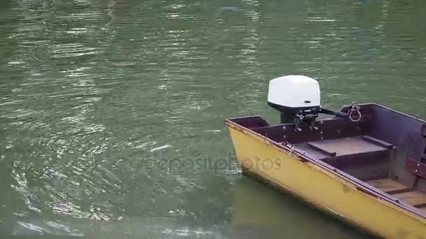 O barco de pesca amarelo com motor de popa . — Vídeo de Stock