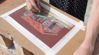 Kız pastel boya ile çizer. Tahtada çizim.