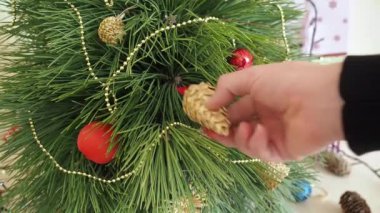 Adam bir Noel ağacı süsle.