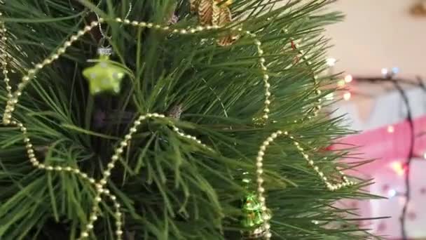 Arbre de Noël gros plan lent tourné 
