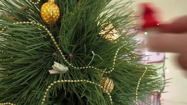 L'homme décore un arbre de Noël .