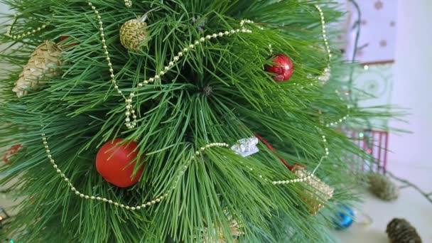 L'homme décore un arbre de Noël .