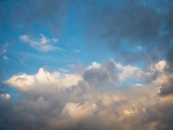 Céu por do sol com nuvens escuras e brancas refletindo raios de sol . — Fotografia de Stock