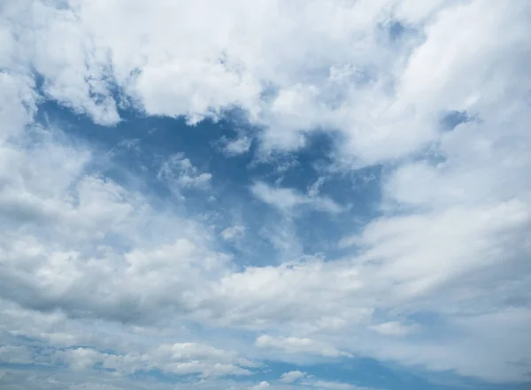 Sullo sfondo del cielo bianco nuvoloso. cumulo bianco nel cielo . — Foto Stock