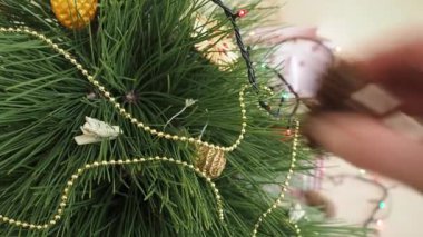 Adam bir Noel ağacı süsle.