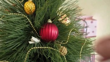 Adam bir Noel ağacı süsle.