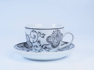 Çay bardağı beyaz arka plan üzerinde izole tasarımları ile dekore edilmiş