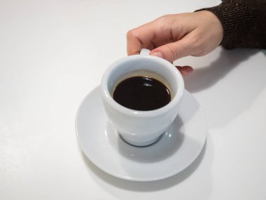 İnsan eliyle kahve beyaz arka plan üzerinde.