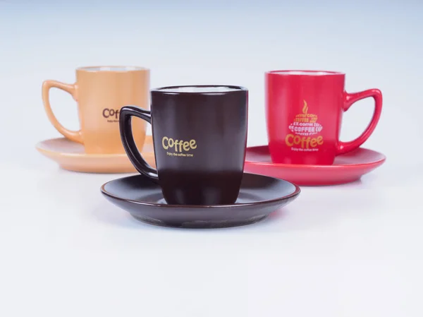 Samenstelling van drie koffie kopjes geïsoleerd op witte achtergrond. — Stockfoto