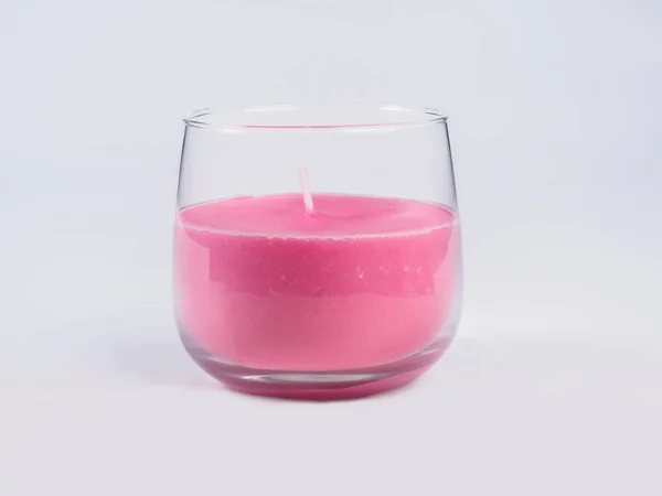 Bougie rose dans un verre isolé sur fond blanc . — Photo