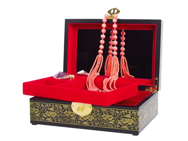 Šperkovnice s korálové perličkový náhrdelník izolovaných na bílém pozadí. — Stock fotografie
