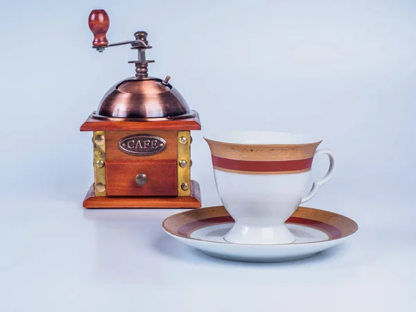 Koffie beker met koffie-molen geïsoleerd op witte achtergrond. — Stockfoto