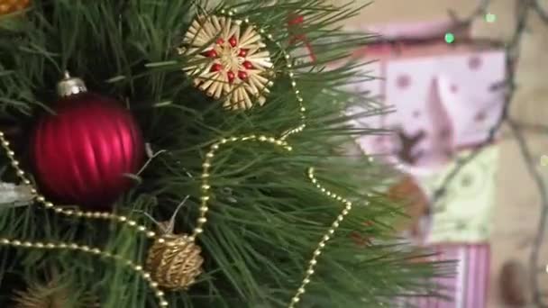 Рождественская елка крупным планом медленно вращается — стоковое видео