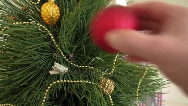 Mann schmückt Weihnachtsbaum. — Stockvideo