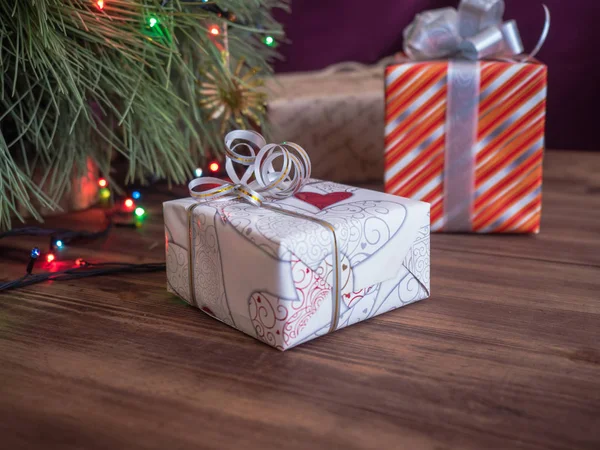 그린 크리스마스 트리 장난감 및 화 환으로 장식 된 빛을 지도 했다. 상자 선물 — 스톡 사진
