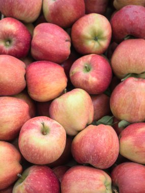 Piyasada satışa kırmızı elmalar