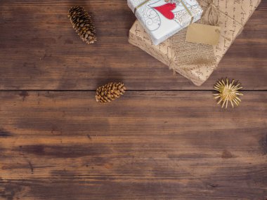 Vintage hediye kutusu, çam kozalakları ile Noel oyuncak ahşap arka plan üzerinde metin için yer kopyalayın..